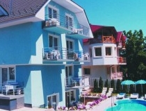 Blue Mediterran Apartmanhz s Panzio Balatonfred vros egyik legignyesebb magnszolgltats apartmanhza. A strandtl s a kzponttl 200-300m-re elhelyezked plet szmedencvel, klmval felszerelt, minden ignyt kielgt apartmanokkal, szobval, svdasztalos reggelivel vrja pihenni vgy vendgeit. Nyitva tarts egsz vben!